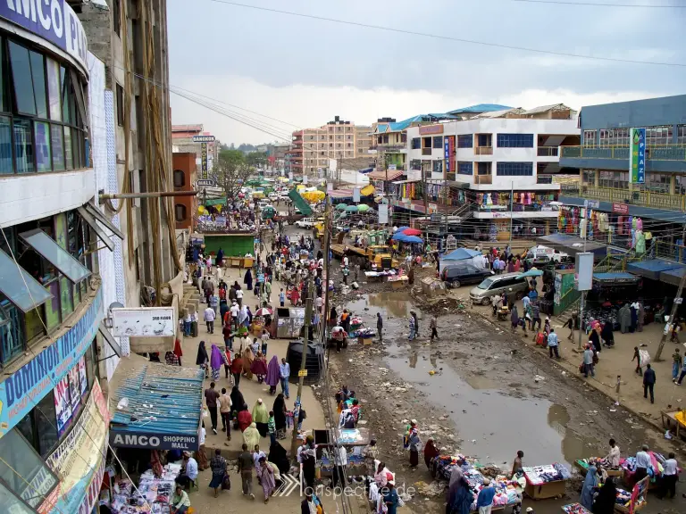 À Nairobi, un homme extrait des décombres après plus de vingt-quatre heures