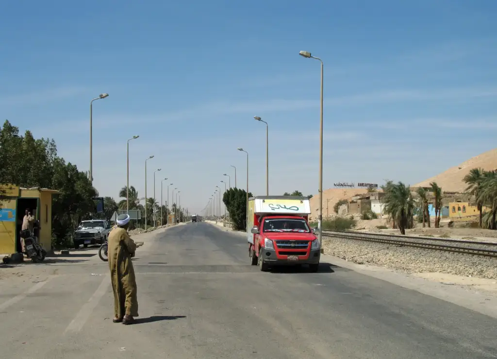 La route désertique entre Le Caire et Assouan en Égypte