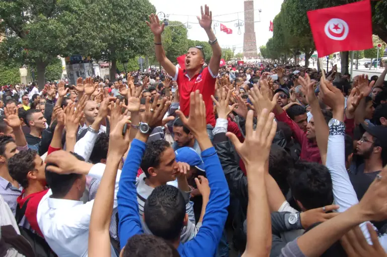 En Tunisie, des affrontements éclatent autour de Tunis et dans le Sud