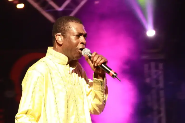 À Bercy, Youssou N’Dour refuse de quitter la scène après la coupure du son