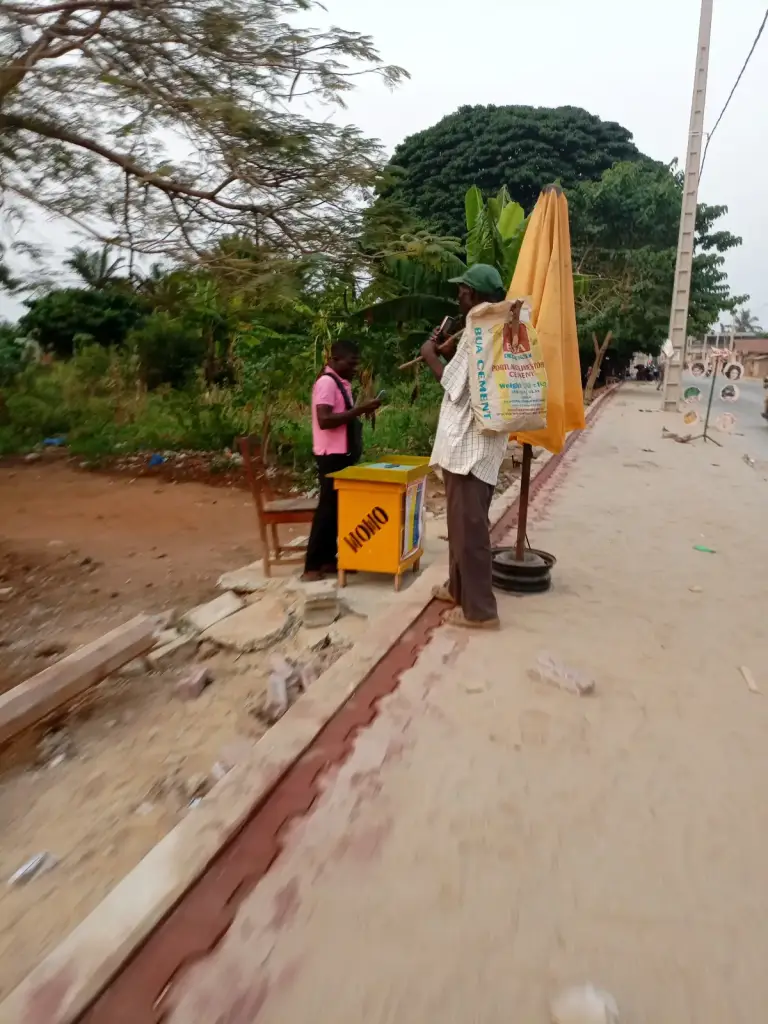 Un point de services de paiement mobile en Afrique de l’Ouest