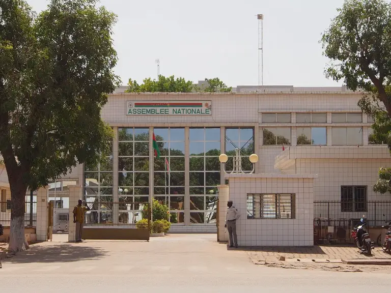 Au Burkina Faso, l’Assemblée interdit la privatisation des entreprises stratégiques