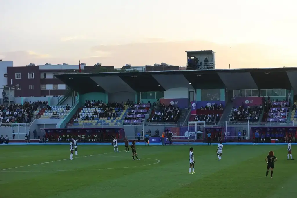 Des joueuses disputent un match de football féminin en Afrique