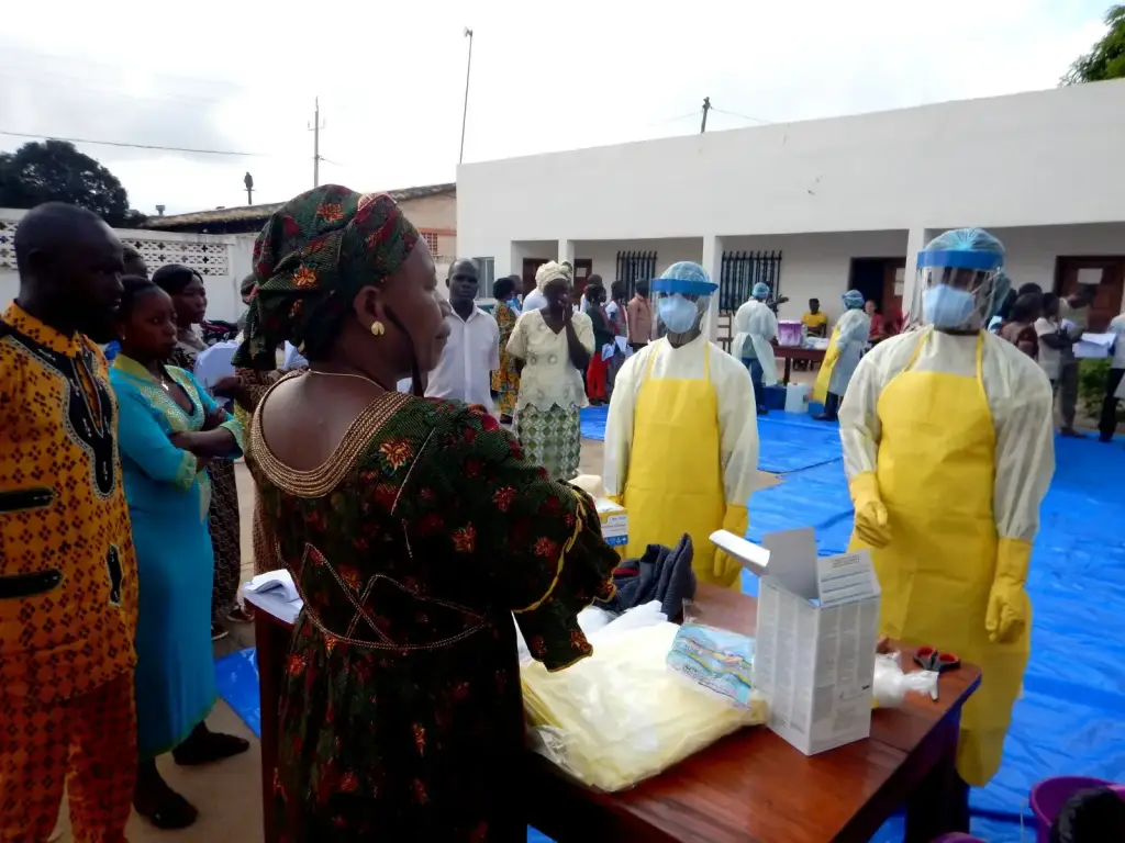 Des soignants en équipement de protection pendant une formation en Guinée