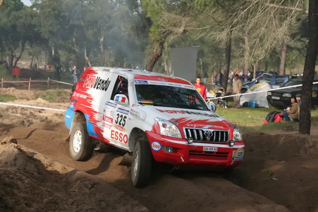 Une voiture engagée sur le rallye Dakar 2007