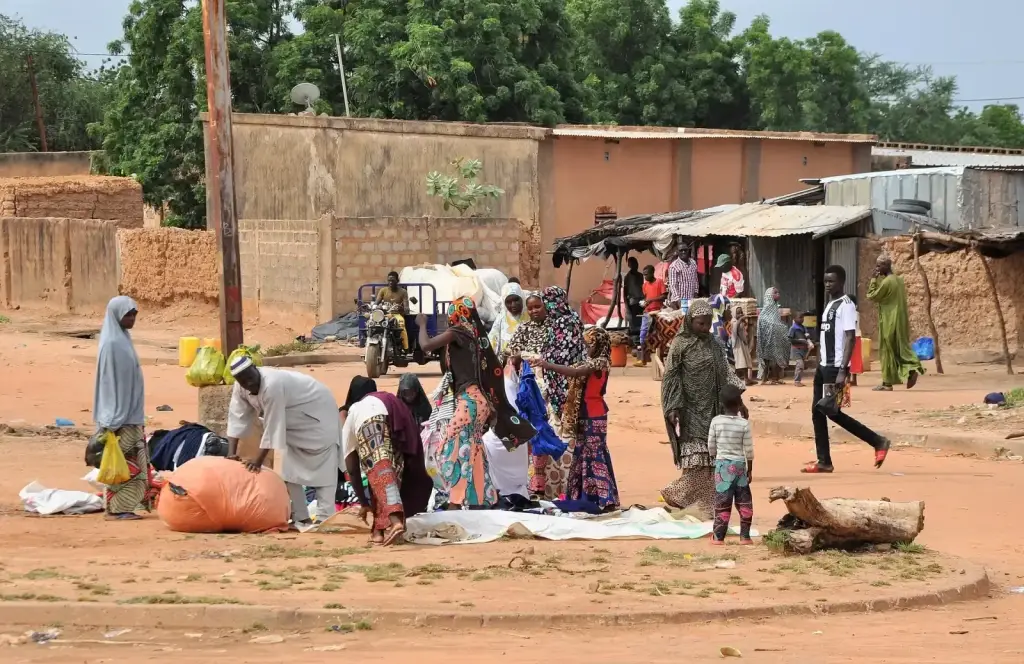 Des vendeuses sur une place de marché à Dosso