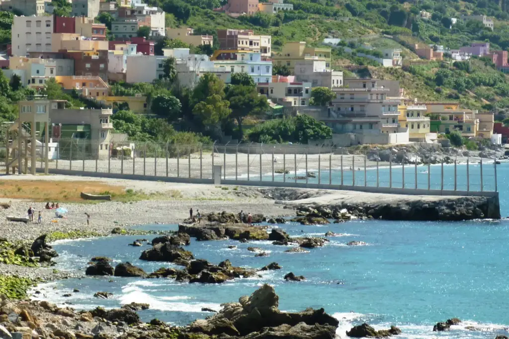 Clôture frontalière entre Ceuta et le Maroc