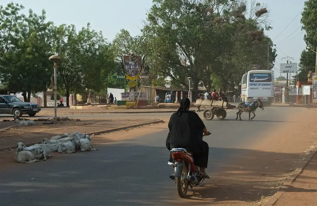 Un car de transport circule dans une rue de Koutiala au Mali