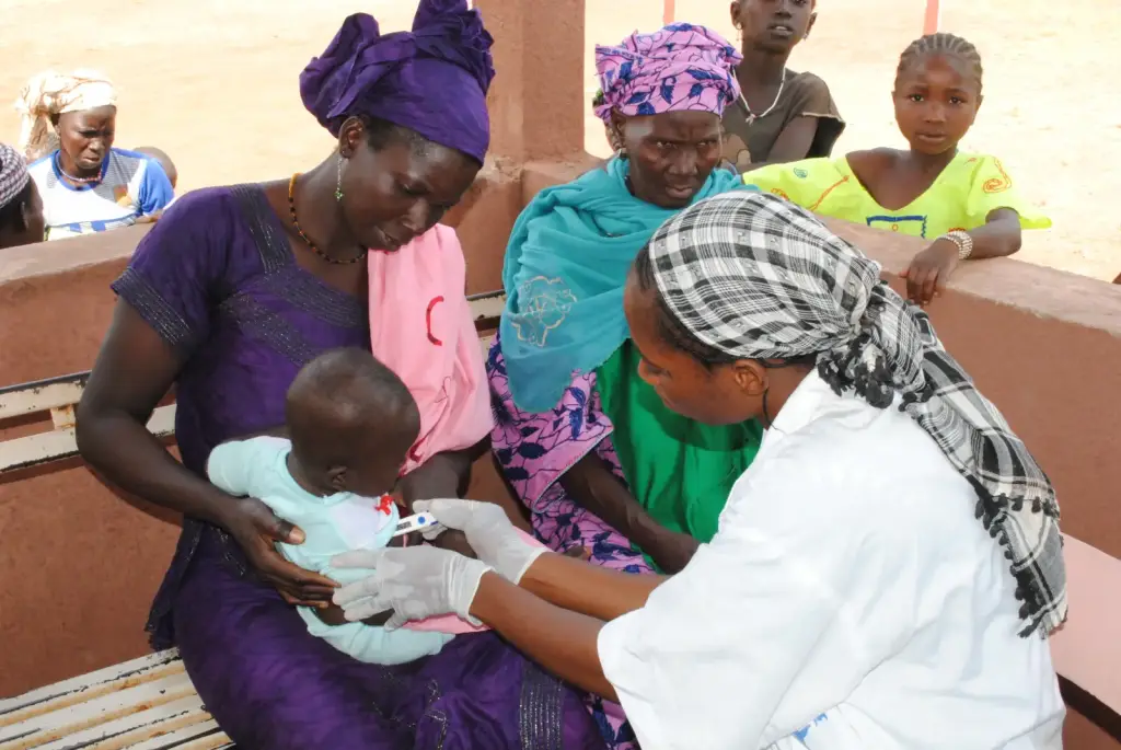 Une agente de santé examine un enfant dans la région de Kayes, photographie d’archives