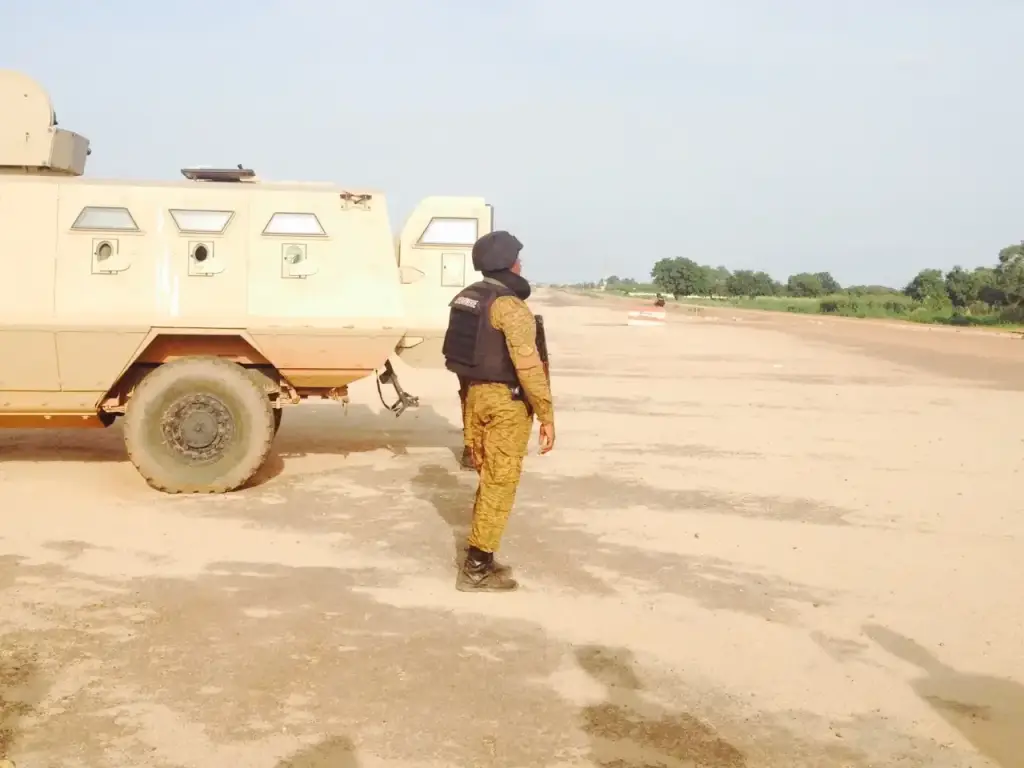 Un gendarme burkinabè devant un véhicule à Ouagadougou en 2015
