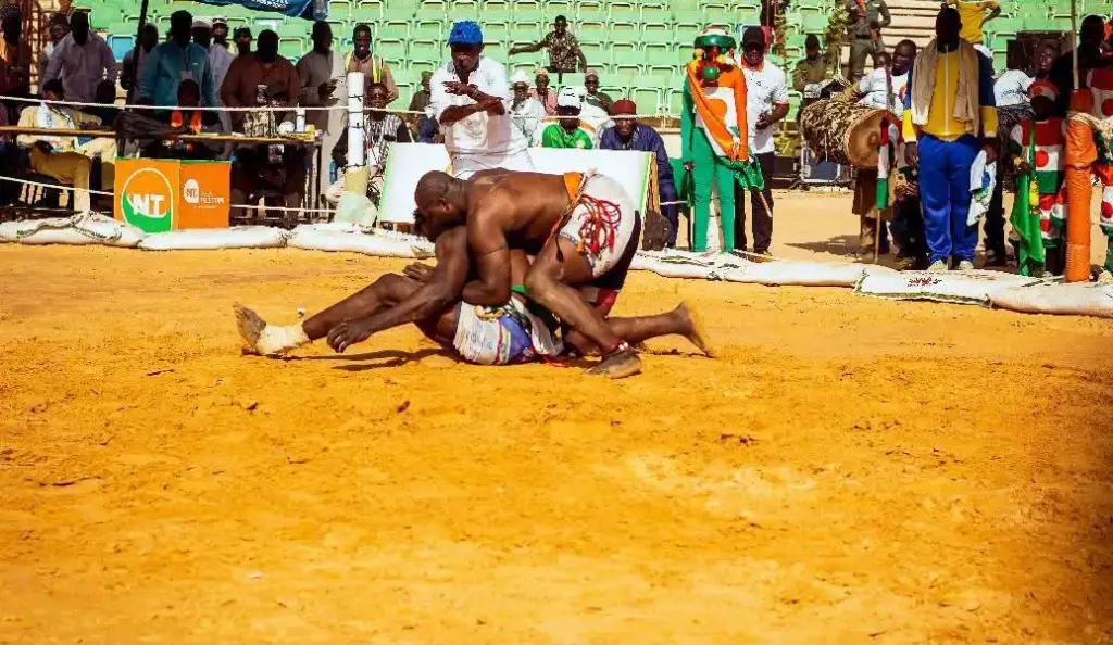 Deux lutteurs traditionnels s’affrontent dans une arène au Niger