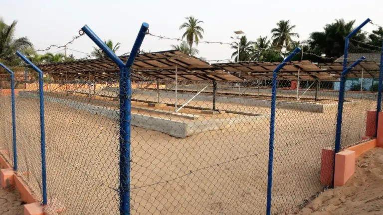 À Bamako, trois centres de santé passent au solaire pour maintenir les soins