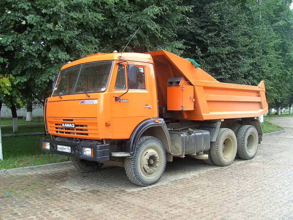 Un camion KAMAZ 55111 orange, photographie d’archives prise en Russie
