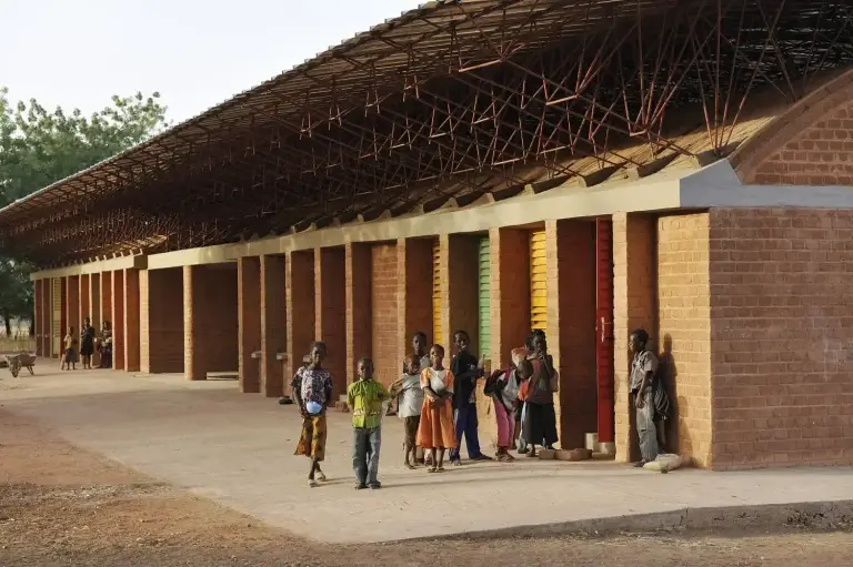 À Mana, 60 bourses scolaires et 91 vélos pour soutenir les élèves