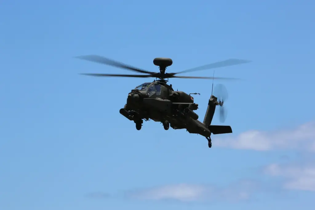 Un hélicoptère AH-64E Apache en vol, photographie d’archives