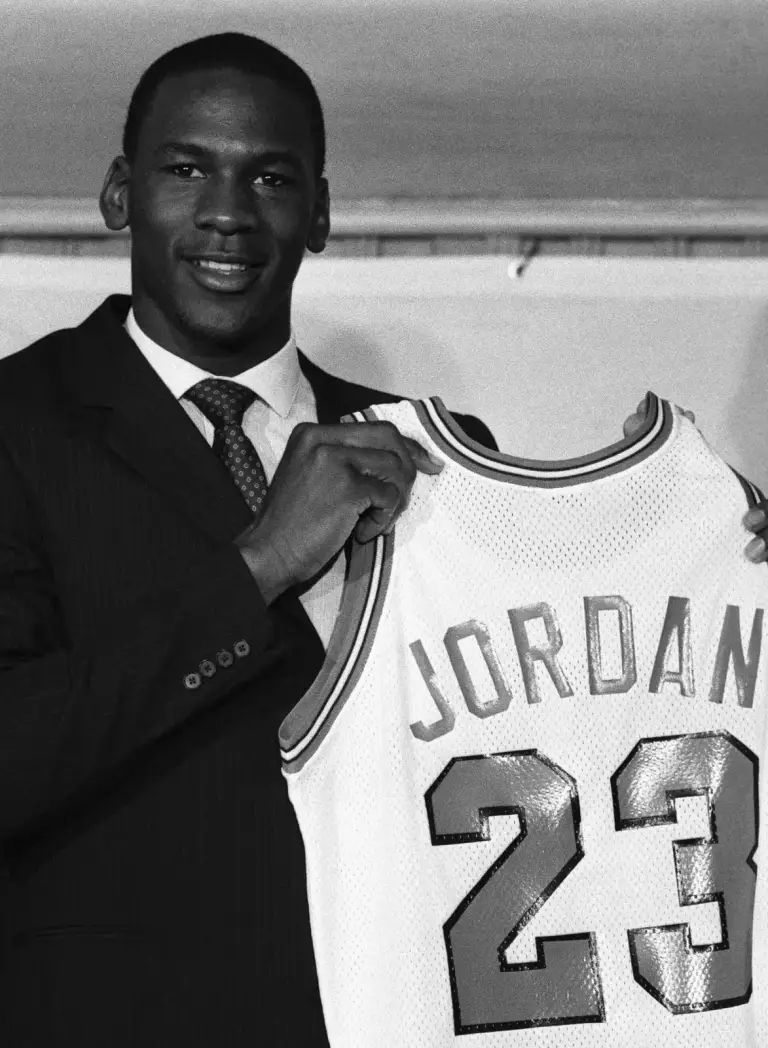 Un maillot de Michael Jordan vendu 14 millions de dollars