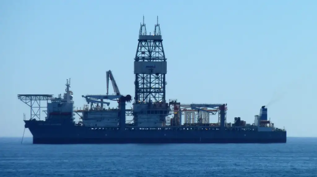 Un navire de forage en mer au large du Cap, photographie d’archives