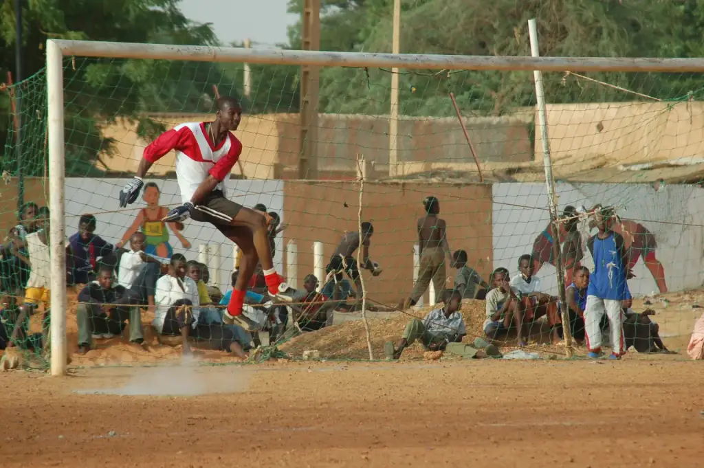 Un gardien et de jeunes spectateurs lors d’un match à Niamey
