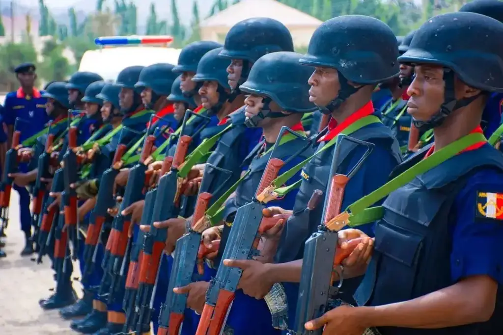 Agents du Corps nigérian de sécurité et de défense civile en uniforme