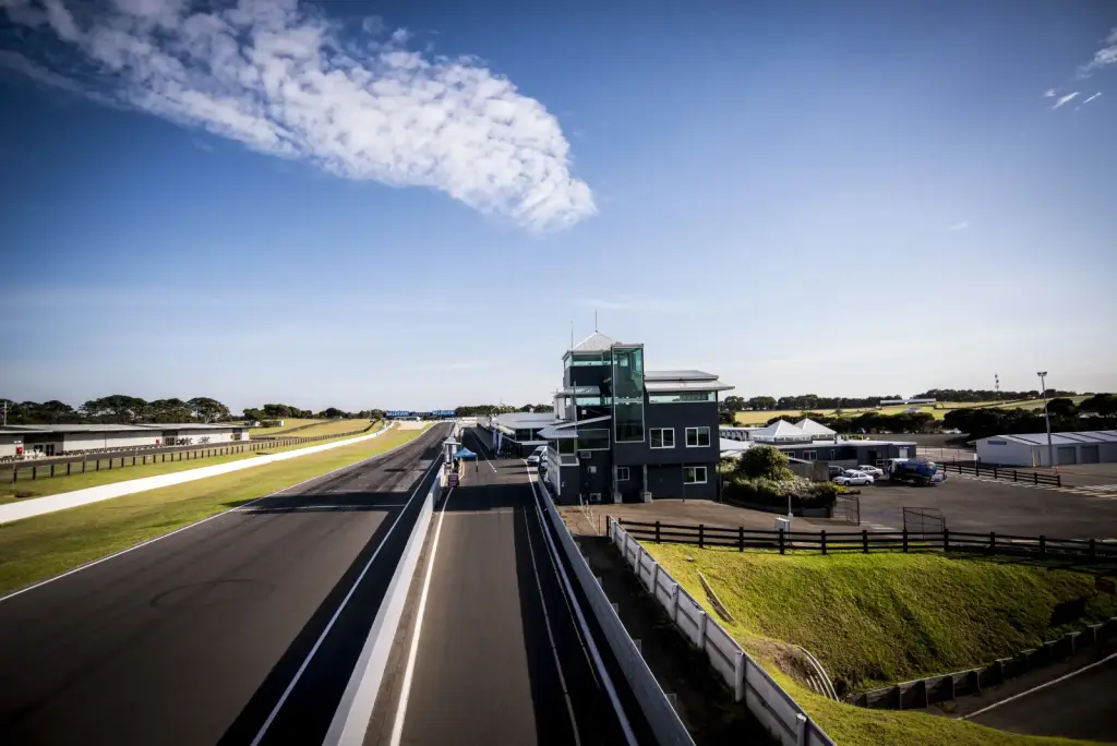 Ligne droite du circuit de Phillip Island en Australie, image d’archives