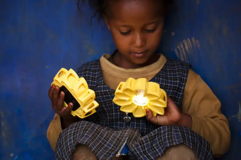À Yargo, 70 élèves filles reçoivent des lampes solaires ou la prise en charge de leur scolarité